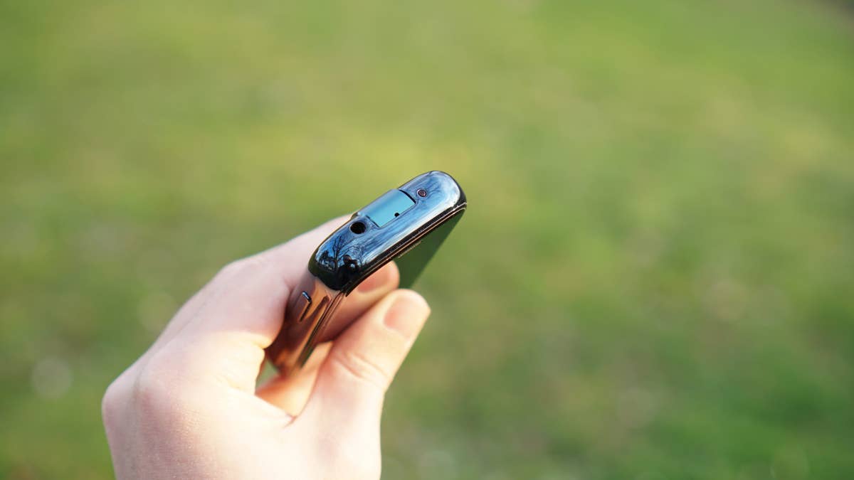 Das kleinste Handy der Welt Foto & Bild