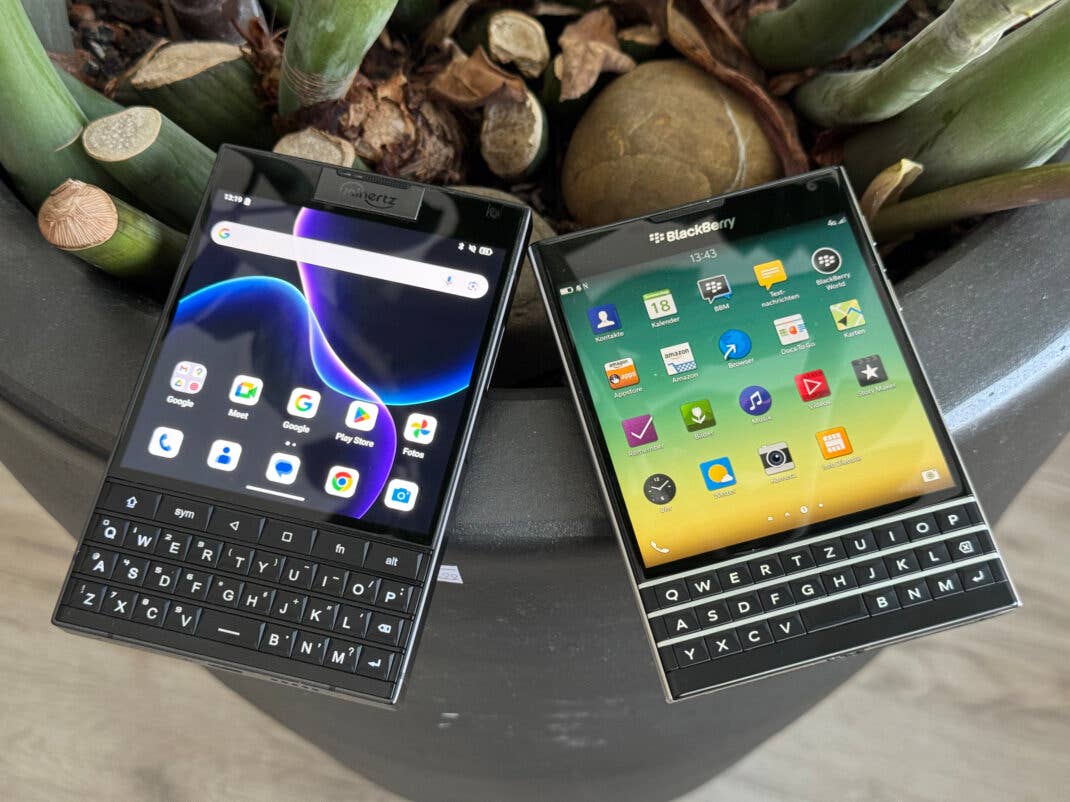 Unihertz Titan 2 (links) neben dem Blackberry Passport