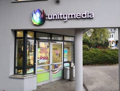 Der Eingangsbereich eines Unitymedia-Shops mit einem Unitymedia-Logo