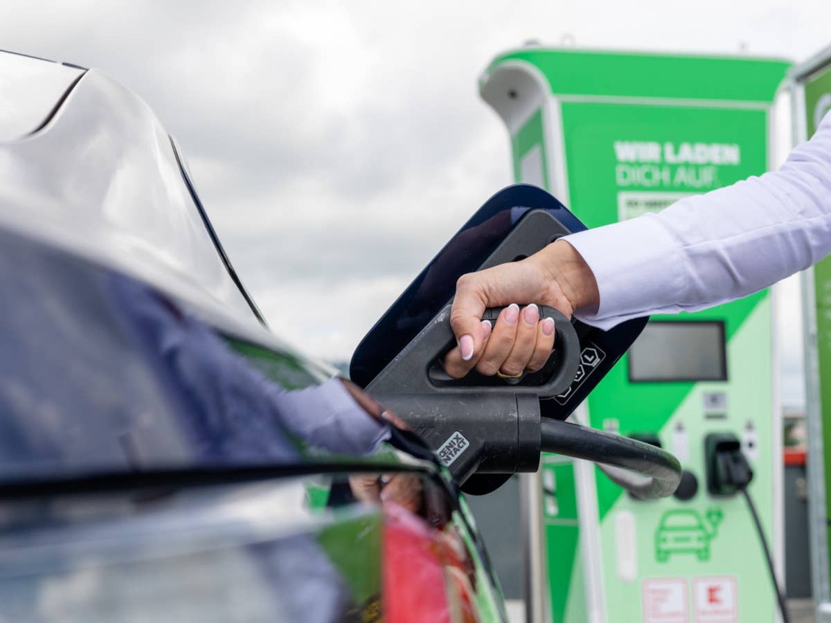 Unschlagbar günstig: E-Auto laden bei Kaufland zum Spitzenpreis Ladevorgang an einer E-Auto-Ladesäule von Kaufland.