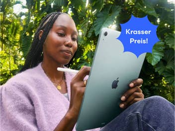 Eine Frau sitzt vor Pflanzen mit einem iPad Air 2025.