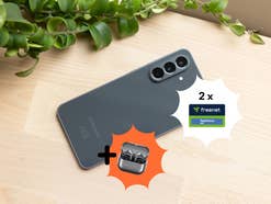 Ein Galaxy A56 Smartphone liegt auf einem Tisch.