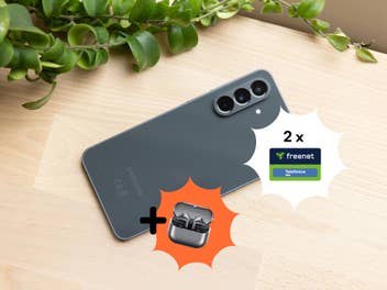 Ein Galaxy A56 Smartphone liegt auf einem Tisch.