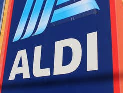 Aldi Logo auf einem Schild.