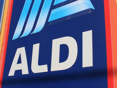 Aldi Logo auf einem Schild.