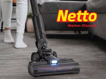Eine Person saugt den Boden mit einem Akkusauger. Davor ist ein Netto-Logo.