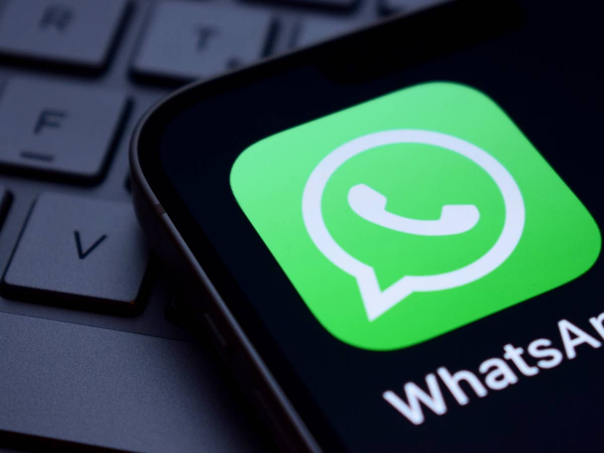 Update bei WhatsApp: Neues Feature als Schreckgespenst WhatsApp-Logo auf einem Smartphone, das auf einer Tastatur liegt.