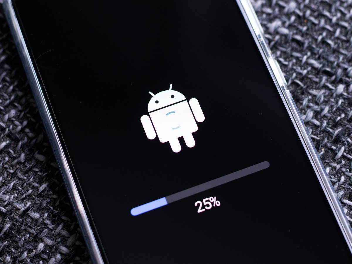 Updates sind da: Viele Handys mit neuen Funktionen Update läuft auf einem Android-Smartphone.