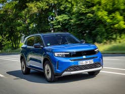 Opel Frontera in der Frontansicht während der Fahrt.