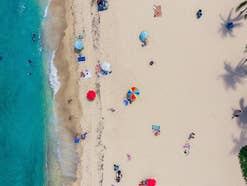 Menschen an einem Strand von oben fotografiert