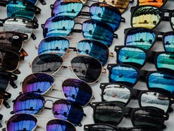 Urlaubsfalle: Gefälschte Sonnenbrille kostet Urlauber 7.000 Euro Strafe