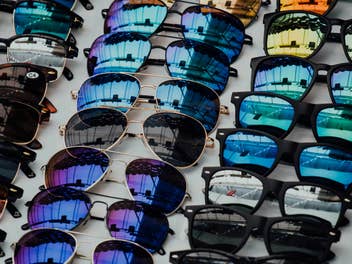 Urlaubsfalle: Gefälschte Sonnenbrille kostet Urlauber 7.000 Euro Strafe