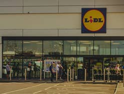 Lidl Filiale mit Parkplatz davor