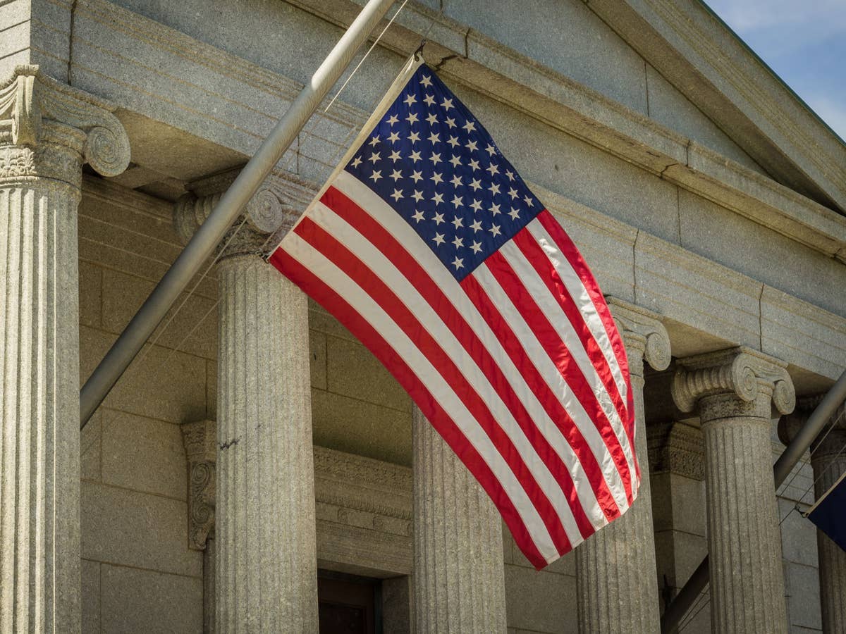 USA Flagge über Gericht Die USA-Flagge über einem Gericht.