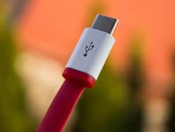 USB-C-Stecker mit rotem Kabel.