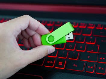 USB-Stick vor einer Tastatur