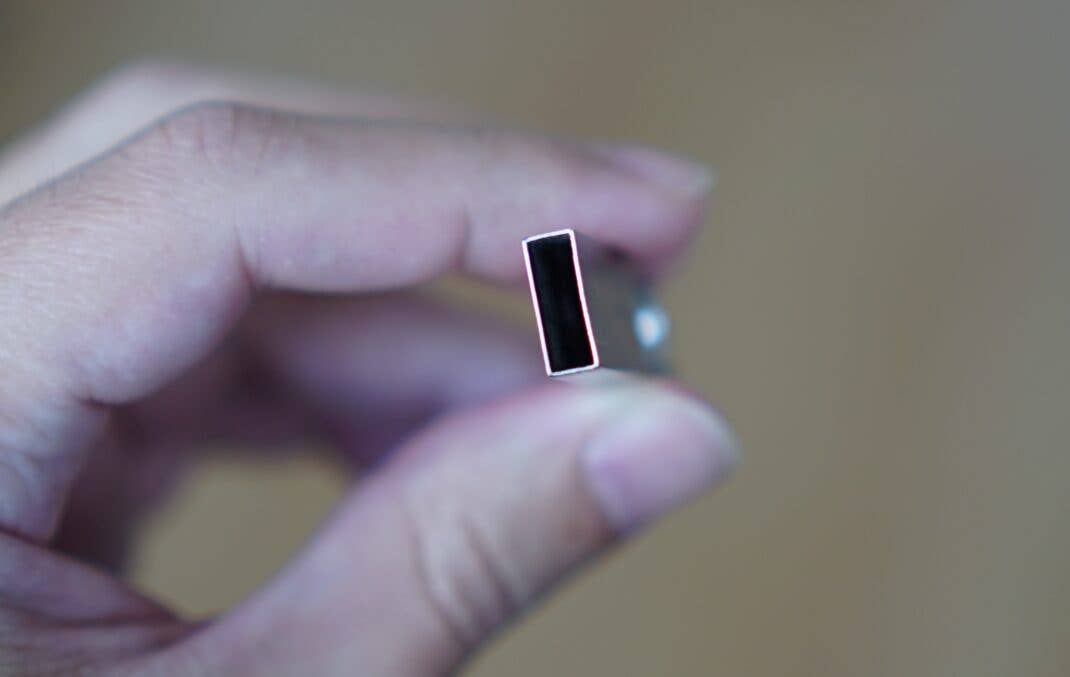 USB-Stick in einer Hand