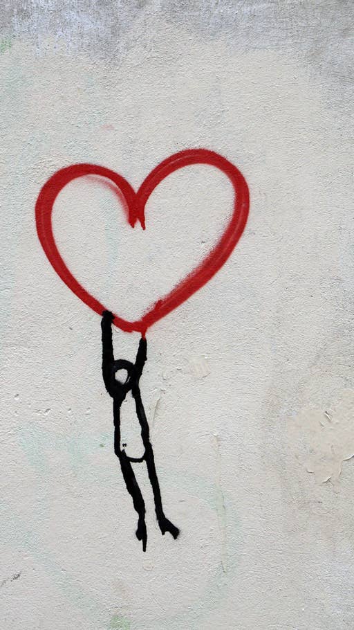 Graffiti: Mann hängt an Herz
