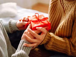 Mann überreicht Frau ein Geschenk