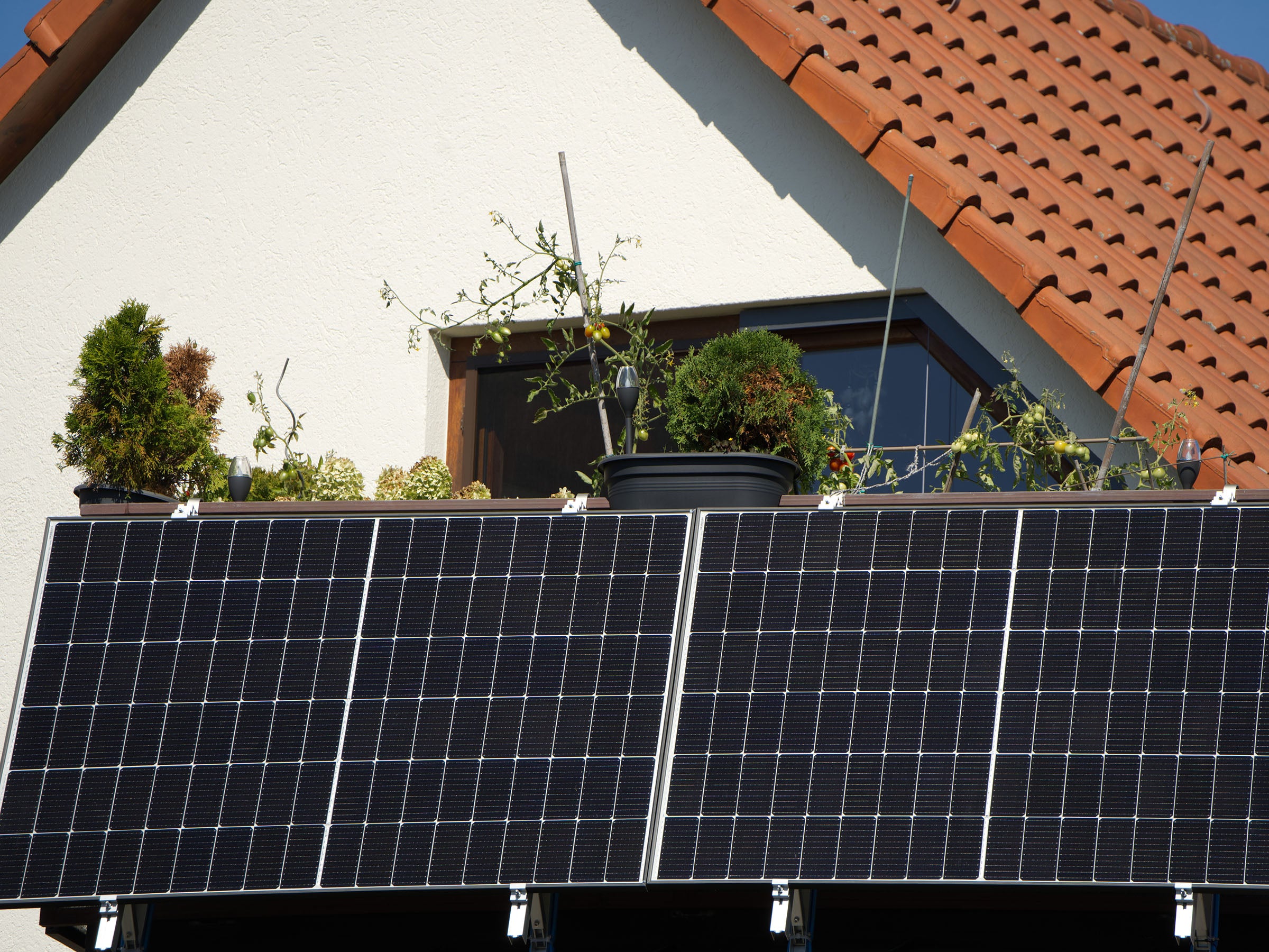 Unter 500 Euro Anschaffung, 0 % Steuer: Warum sich ein Balkonkraftwerk 2026 schneller rechnet denn je