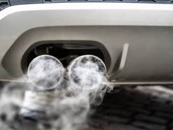 Verbrenner-Aus in Europa gestoppt: Jetzt kommt Rolle rückwärts Doppelrohr-Auspuff an einem Auto.