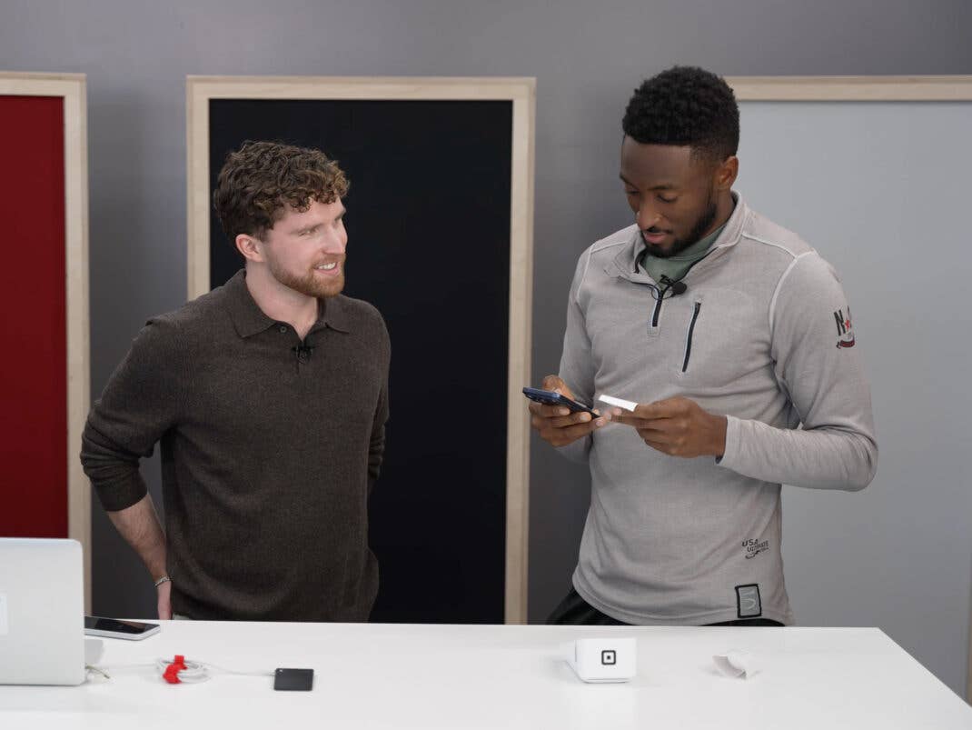 Henry van Dyck von Veritasium umgeht das gesperrte iPhone von Marques Brownlee mit einem Kartenleser, Notebook und Android-Smartphone