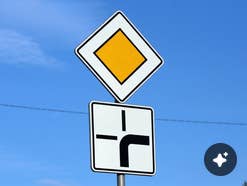 Verkehrszeichen Vorfahrtstraße und Zusatzzeichen Abknickende Vorfahrt