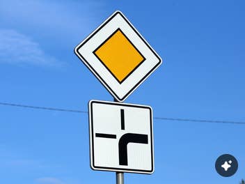 Blöder Blinker-Fehler: Autofahrern droht völlig unnötig Bußgeld Verkehrszeichen Vorfahrtstraße und Zusatzzeichen Abknickende Vorfahrt