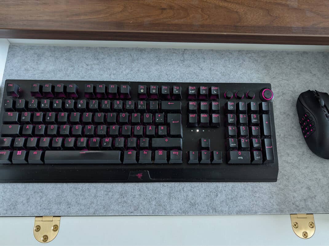 Maus und Tastatur von Razer auf einem Filzuntergrund in einer Schublade