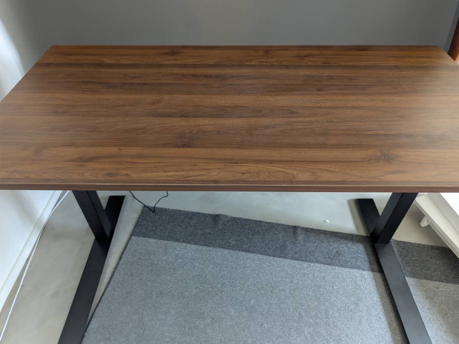 Vernal-Schreibtisch steht auf einem Teppich