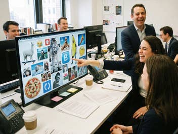 Menschen im Büro lachen