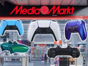 Verschiedene PS5-Controller vor einem MediaMarkt
