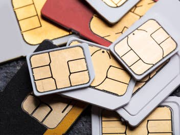 Verschiedene SIM-Karten liegen auf einem Tisch