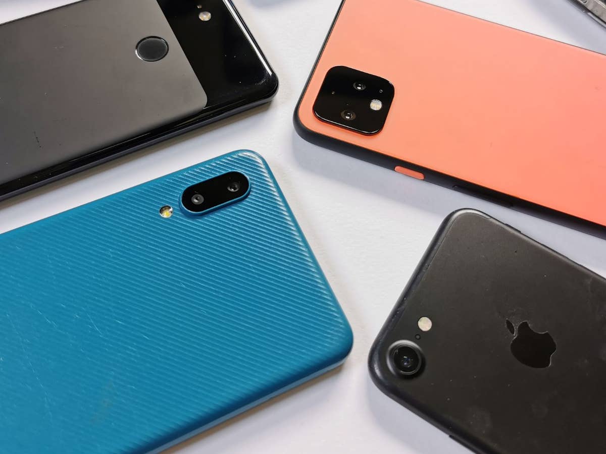 Smartphones von Google und Apple verschiedene Smartphones von Google und Apple auf einem Tisch