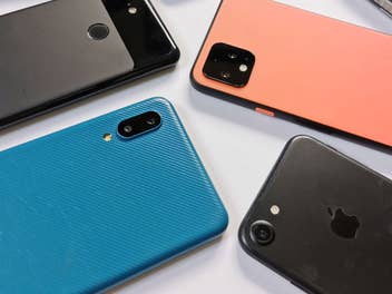 verschiedene Smartphones von Google und Apple auf einem Tisch