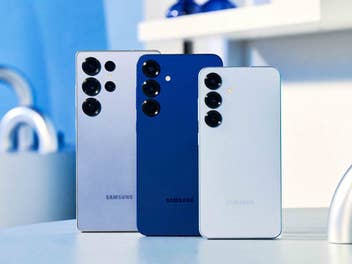 Samsung-Smartphones nebeneinander vor einem Büro-Hintergrund.
