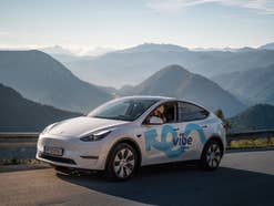 Tesla Model Y von Vibe in den Alpen.