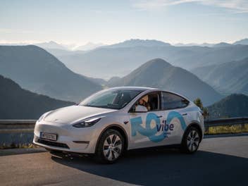 Tesla Model Y von Vibe in den Alpen.
