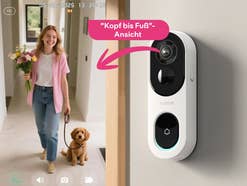 Auf der linken Seite sieht man eine Person mit ihrem Hund, wie sie vor einer Tür steht, auf der rechten Seite eine Videotürklingel, die diese Aufnahme gemacht hat. Dazu der Hinweis, dass man hier eine 