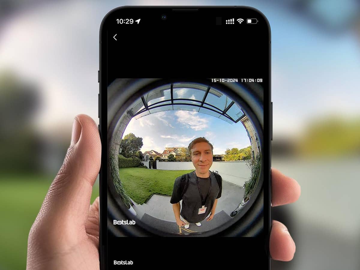 Ein Smartphone zeigt die Übertragung einer Videotürklingel