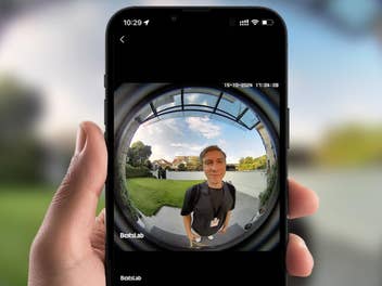 Ein Smartphone zeigt die Übertragung einer Videotürklingel