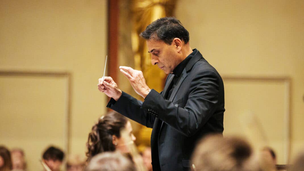 Vijay Upadhyaya ist der Dirigent des Genshin Impact Konzerts.