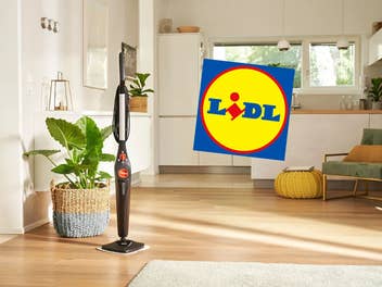 Vileda Dampfmopp steht in einem Wohnzimmer