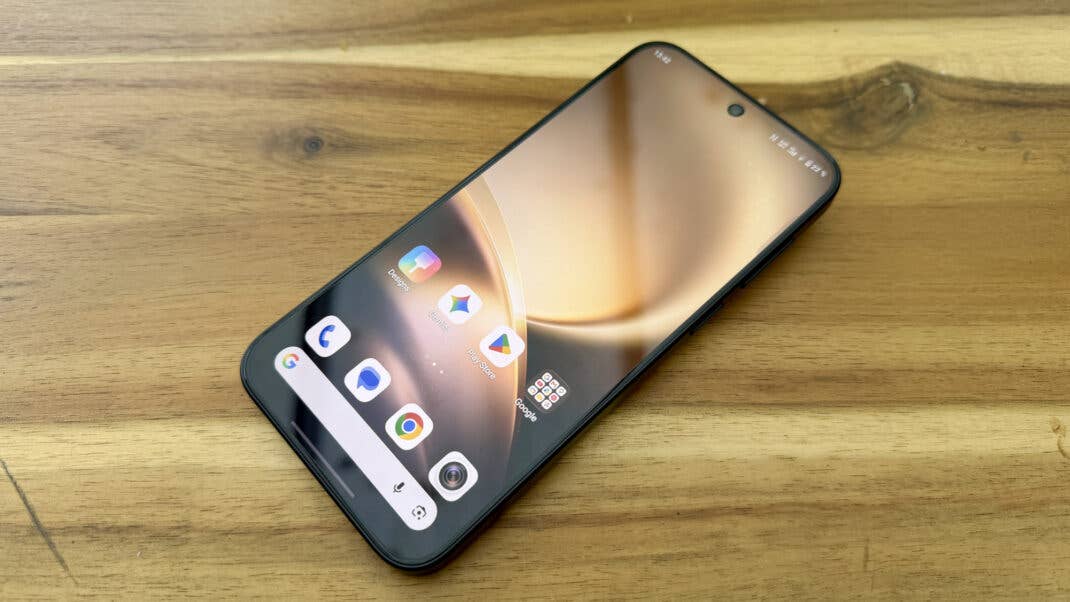 Vivo X500 Pro im Test liegend auf einem Tisch.