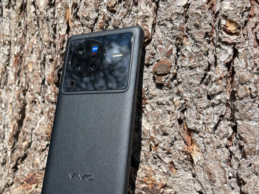 Das Vivo X80 Pro in der mitgelieferten Hülle