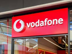 Voafone-Logo an der Vorderseite einer Vodafone-Filiale