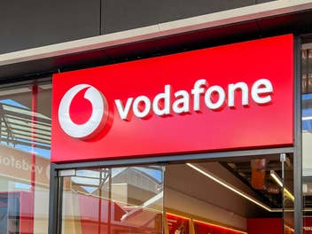 Voafone-Logo an der Vorderseite einer Vodafone-Filiale