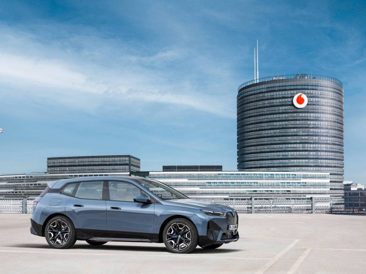 BMW iX3 parkt vor dem Vodafone Campus in Düsseldorf