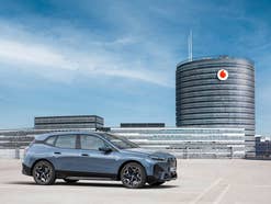 BMW iX3 parkt vor dem Vodafone Campus in Düsseldorf