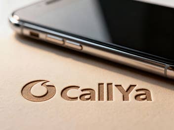 Vodafone CallYa: Vodafone verschenkt Tarif mit 30 GB ohne Vertragsfalle Vodafone CallYa Relief-Schriftzug auf einer Oberfläche, im Hintergrund liegt ein Smartphone